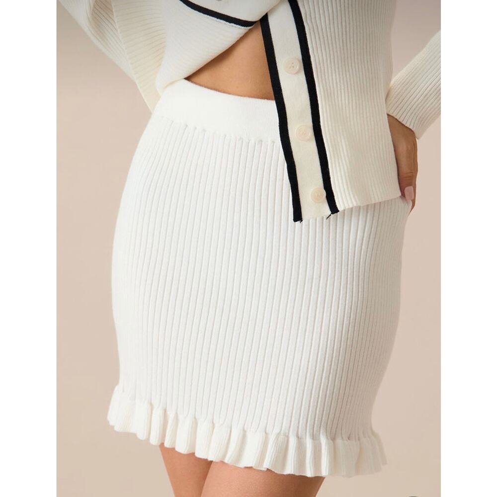 Rihoas MEDIUM Soft White Rib Knit Minimalist Chic Ruffle Hem Mini Skirt NWT